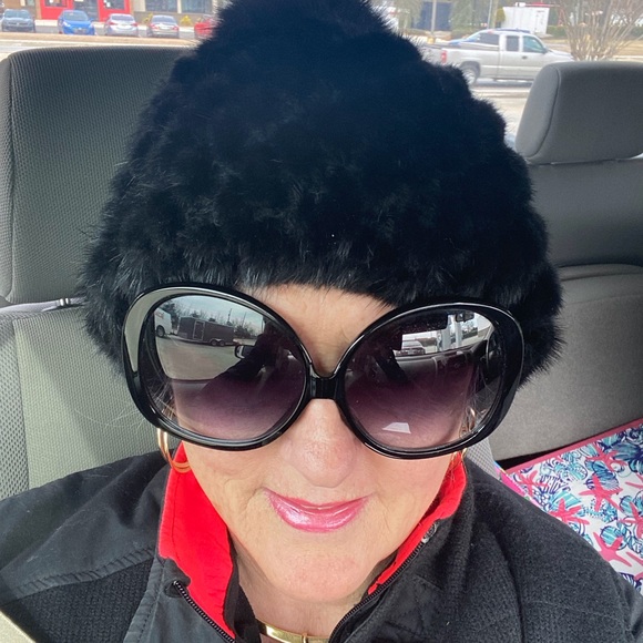 Meet your Posher, Scarlet - Picture 3 of 4